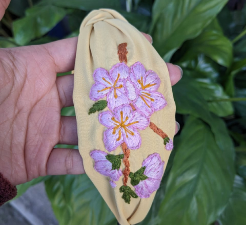 Diadema Amarilla con Bordado a mano de Flores y Colibrí