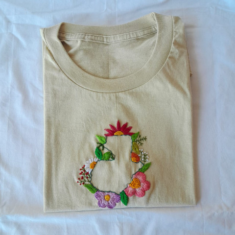 Playera con flores al rededor del mapa de Guatemala