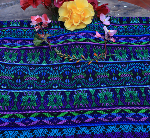 Güipil Kem Textiles, fondo: negro con figuras color verde y azules (Luto)