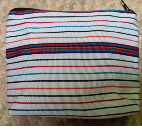 Cosmetiquera Típica Fondo Blanco Líneas Multicolor