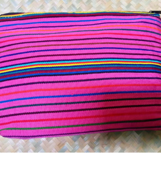 Cosmetiquera Típica Fondo Rosado Líneas Multicolor