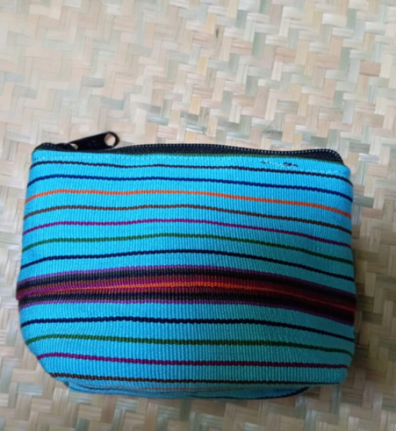 Cosmetiquera Típica Fondo Celeste Líneas Multicolor