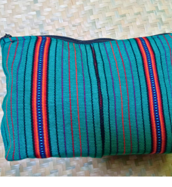 Cosmetiquera Típica Fondo Turquesa Líneas Multicolor