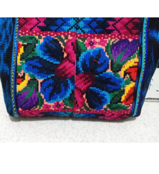 Cosmetiquera Típica Fondo Azul con Flores