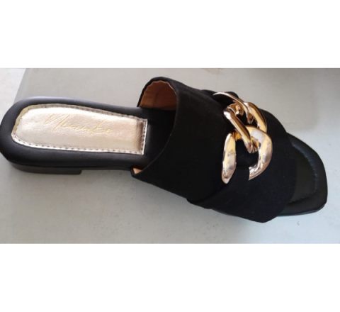 Sandalia Negra con Broche Dorado