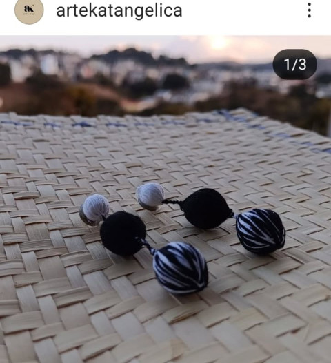 Aretes Bolitas Blanco/Negro