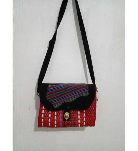 Bolso típico con fondo rojo