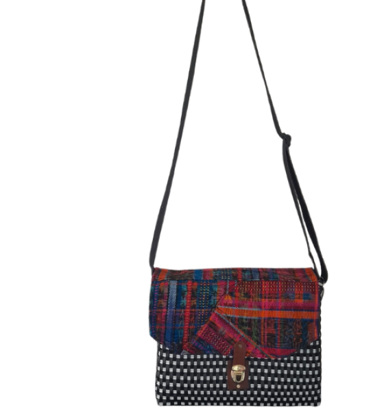 Bolso típico con fondo negro y blanco