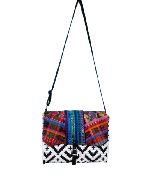 Bolso Típico con Fondo Blanco y Negro