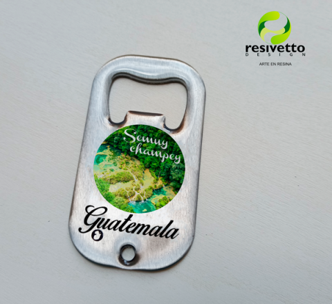 Destapador de aluminio rectangular con foto de Semuc Champey sellado en resina.