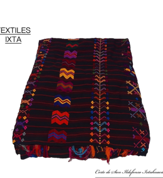 Corte de San Idelfonso Ixtahuacán con figuras de varios colores