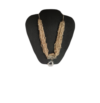 Collar con adorno metálico en el centro