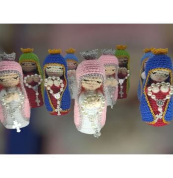 Amigurumi, mini Virgen María con rosario