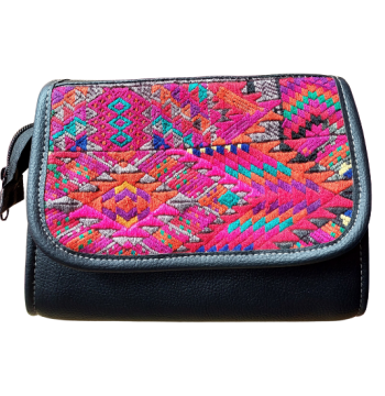 Bolso de cuerina bordado y tejido a mano con diseño exclusivo de Chichicastenango, Quiché.