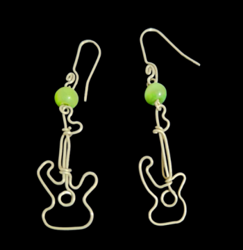 Aretes en alambre con diseño de guitarra y ojo de gato