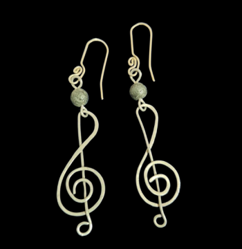 Aretes en alambre en forma de clave de sol