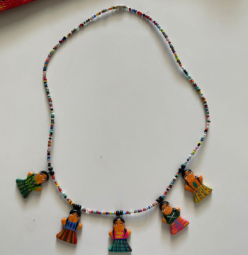 Collar con Dijes de Muñequitas
