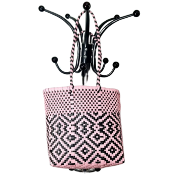 Bolso en tonos rosa con negro
