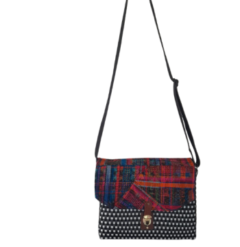 Bolso típico con fondo negro y blanco