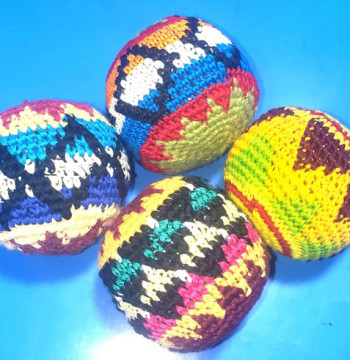 Juego de 4 Pelotitas de crochet Hacky Sacks en una bolsa colorida