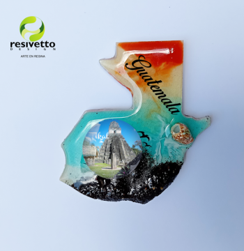 Magnético mapa de Guatemala con paisaje de Tikal, en resina y madera
