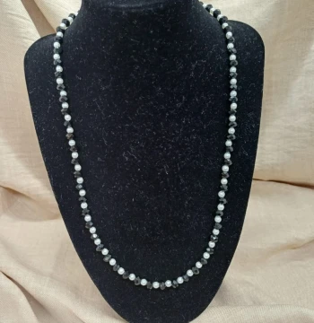 Collar de cuentas color negro y perlado