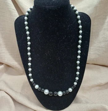 Collar negro y blanco de cuentas tipo perla