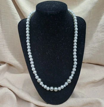 Collar de cuentas tipo perlas en Gris