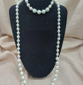 Juego de collar, pulsera y aretes tipo perlas blanco y dorado