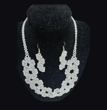 Set collar y aretes Soru florecitas blanco