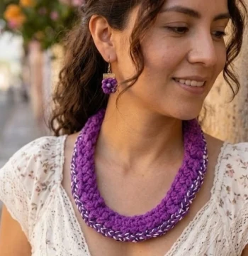 Set de collar y aretes Enredos morado