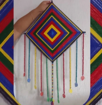 Mandala Rombo "Ojo de Dios" (Tsikuri) Artesanal con Cuentas de Madera