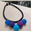Collar con 5 bolitas de hilo de algodón, color azul