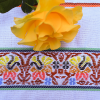 Mantel blanco lizo con figura de flores
