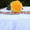 Mantel blanco lizo con figura de flores
