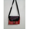 Bolso típico con fondo rojo