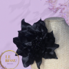 Broche de solapa con diseño de flor - negro
