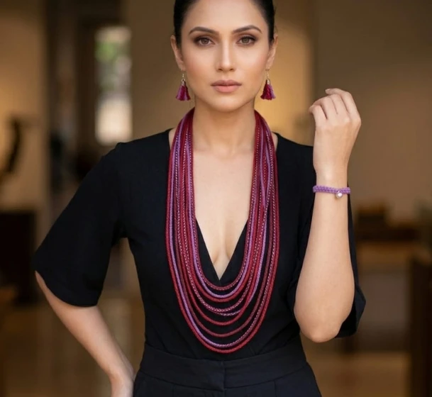 Set de collar, aretes y pulsera Chilascó color vino con morado
