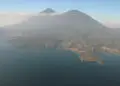 Los volcanes de Tolimán y Atitlán, en esta fotografía, son el marco incomparable del lago. Foto Gustavo Montenegro