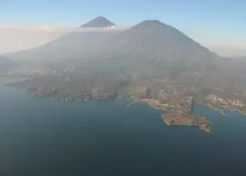 Los volcanes de Tolimán y Atitlán, en esta fotografía, son el marco incomparable del lago. Foto Gustavo Montenegro