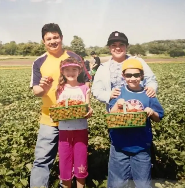 Susana Madrigal junto a su esposo e hijos, cuando aún eran niños. Hoy ya han crecido y se desarrollan profesionalmente en Estados Unidos