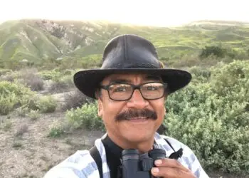 René Corado, migrante y biologo director del museo de aves de Oxnard, California – SoyMigrante.com REVISTA