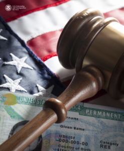 Bandera estadounidense, ejemplo de Green Card y un martillo en alusión al proceso legal que conlleva su obtención. – SoyMigrante.com REVISTA