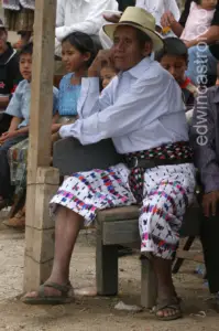 pantalon de san juan la laguna fotos edwin castro (1) – SoyMigrante.com REVISTA El varón t'zutuhil tradicional de San Juan La Laguna porta con orgullo y dignidad esta prenda tejida con algodón e hilos de colores en paciente trabajo.