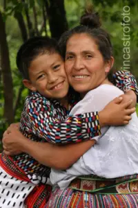 pantalon de san juan la laguna fotos edwin castro (3) – SoyMigrante.com REVISTA La continuidad de esta indumentaria tradicional depende de su transmisión en familia, es decir, de generación en generaci´no. (Fotografía Edwin Castro)