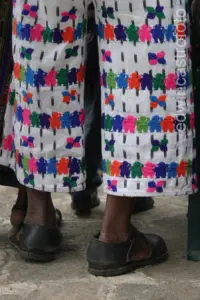 pantalon de san juan la laguna fotos edwin castro (5) – SoyMigrante.com REVISTA Las figuras humanas evocan la aspiración a la unidad y la vida a orillas del lago de Atitlán. Se trata de una simbología adoptada hace unos 60 años.