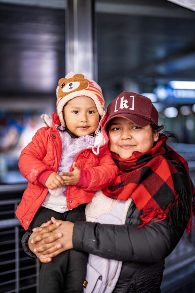 FOTOGRAFIA DE PERSONAS EN LA GRAN CIUDAD JULIO COTA – SoyMigrante.com REVISTA – SoyMigrante.com REVISTA