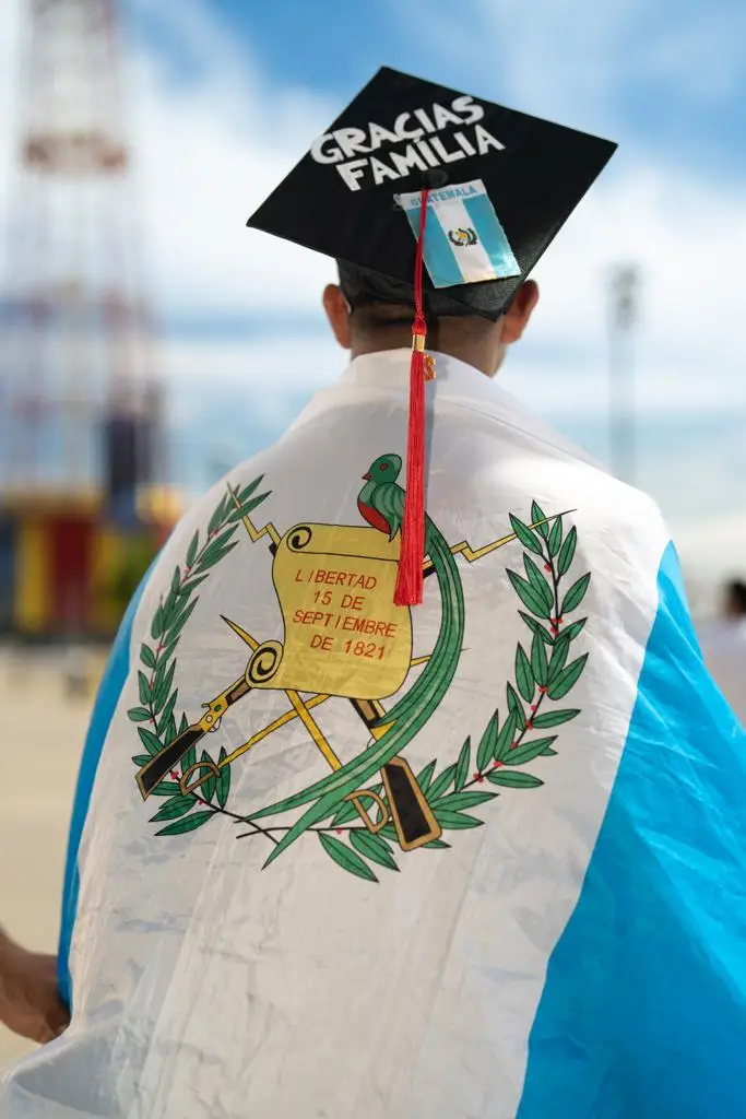 Graduación de Julio Cota, fotógrafo guatemalteco en Nueva York (1) – SoyMigrante.com REVISTA – SoyMigrante.com REVISTA