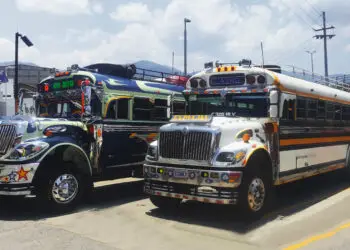 Camionetas en paso a desnivel Cuatro Caminos, San Cristóbal Totonicapán
