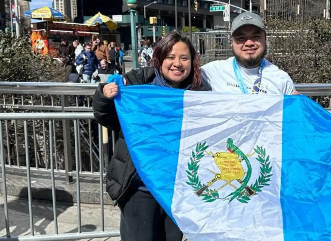 Juan e Iris Yojcom, esposos migrantes guatemaltecos en Nueva York.